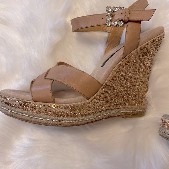 Laundry by Shelli Segal tan and gold sequin wedges - Picture 4 of 4